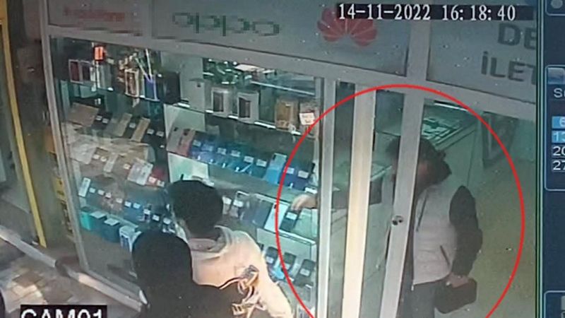 Manisa'da telefon hırsızı kamerada 