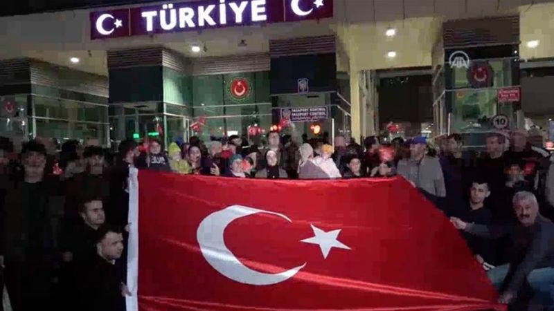 Ukrayna Herson'daki 88 Ahıska Türkü, Türkiye'ye giriş yaptı