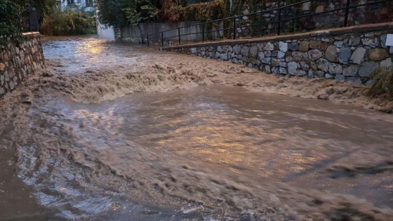 Bodrum'da sağanak hayatı felç etti