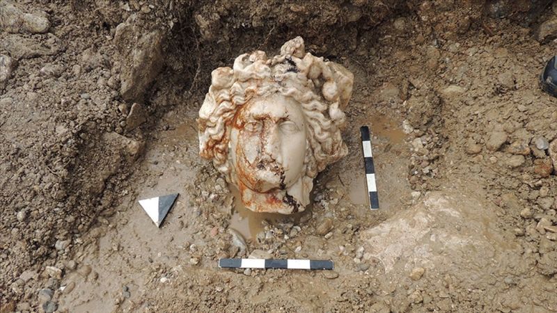 Aizanoi Antik Kenti'nde pagan inancına ait heykellerin parçaları bulundu