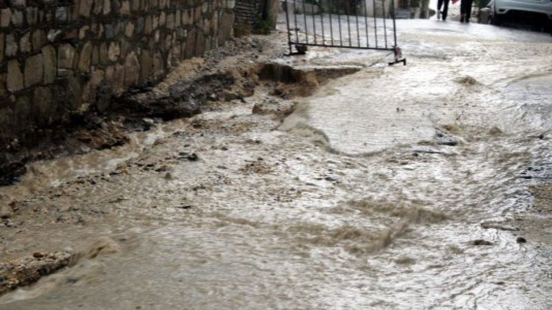 Kuşadası'nda sağanak: Yollar dereye döndü