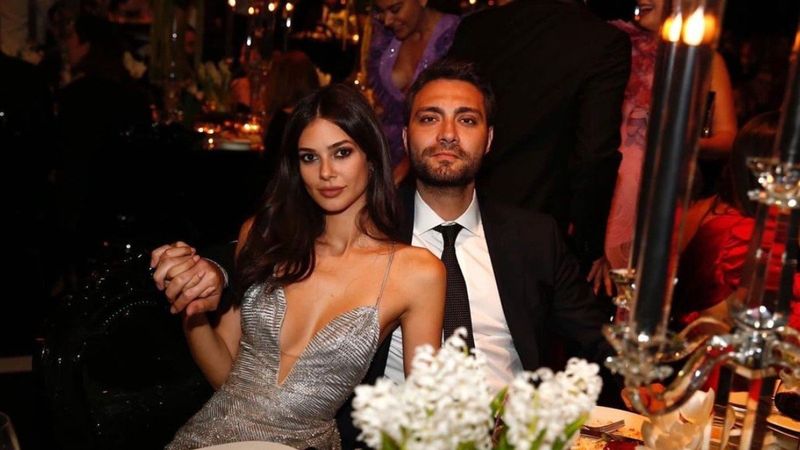 Öpmelere doyamadı! Deren Talu ve sevgilisinden asansörde aşk pozu! 'Sevgilin çok şanslı..'