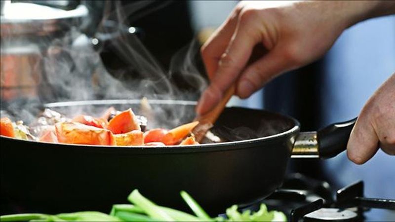 Yiyecekler pişirilirken şarap gibi alkollü içeceklerin katılması haram mıdır?