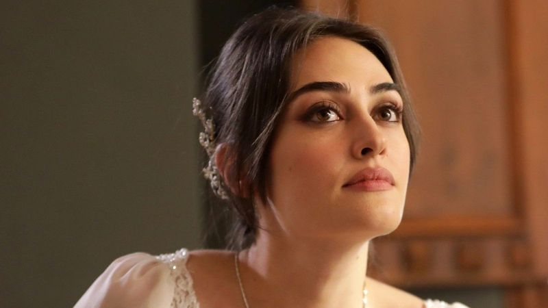 İddialı pozları mest ediyor! Esra Bilgiç mini etekli pozlarıyla beğeni topladı! 'Bu güzellik halis mi?'