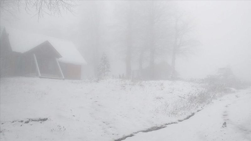 Kocaeli'de Kartepe, kar yağışıyla beyaza büründü