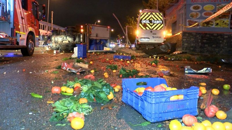 Kartal’da kamyonetle servis minibüsü çarpıştı: 1 ölü