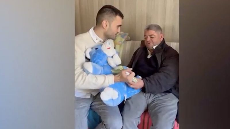 Burak Özdemir, darbedilen engelli ile buluştu