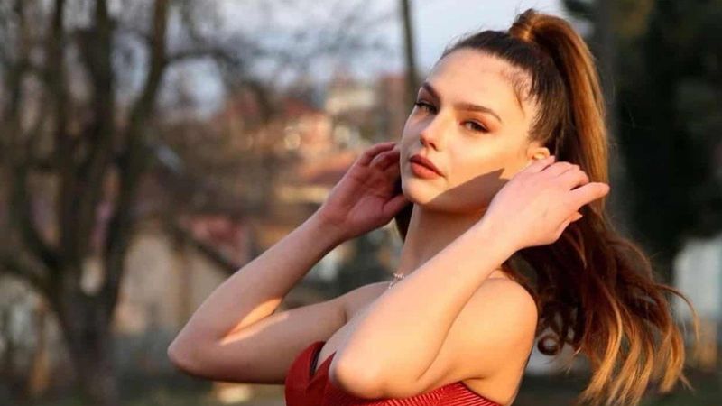 Nilsu Berfin Aktaş cesur bacak dekoltesiyle mest etti! 'Bu güzellik halis mi?'