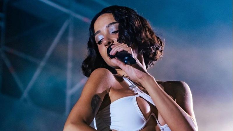 Derin yırtmacıyla mest etti! Zeynep Bastık cesur kıyafetiyle geceye damga vurdu! 'Fazla cesursun'