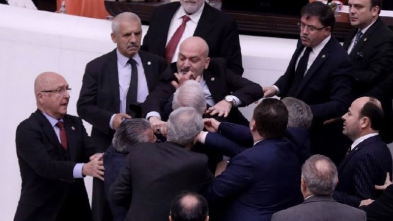 TBMM'deki yumruklu kavganın başlangıç anı