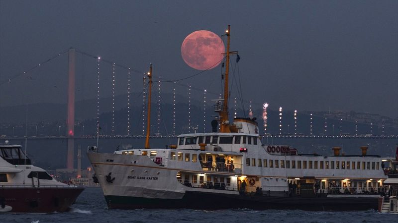 İstanbul'da kartpostallık dolunay manzaraları