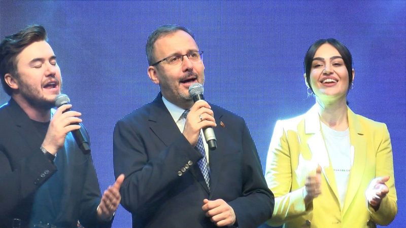 Bakan Kasapoğlu’ndan ‘Dünyadan Uzak’ performansı