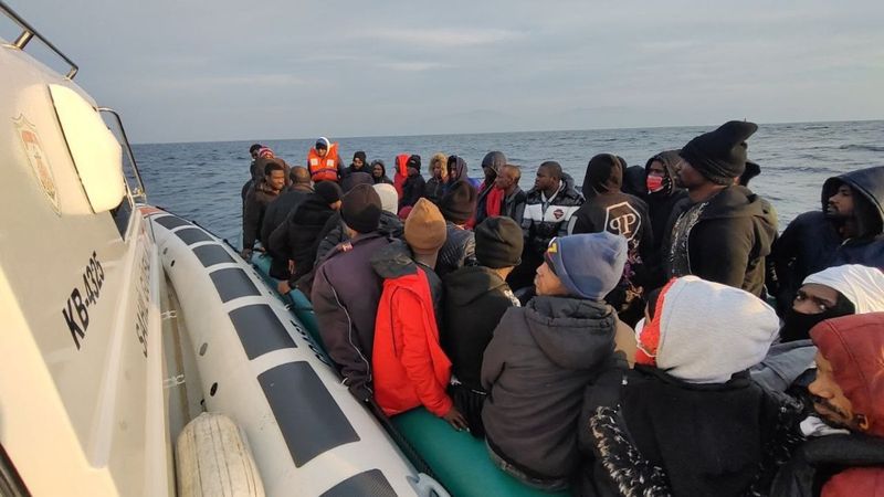 İzmir'de Yunanistan'ın ölüme ittiği 133 göçmen kurtarıldı