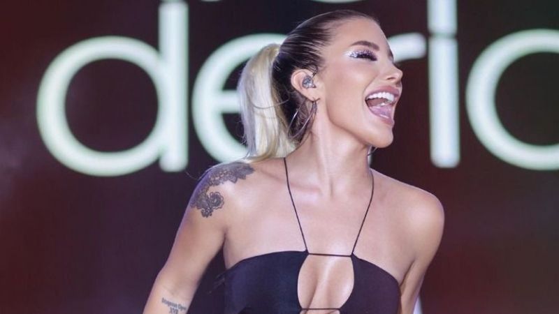 İrem Derici göğüs dekolteli pembe kıyafetiyle yaktı geçti! Silikon taktırmıştı: 'Taş mısın be kadın'