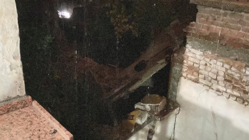 İzmir’de sağanak yağmur nedeniyle evin çatısı çöktü