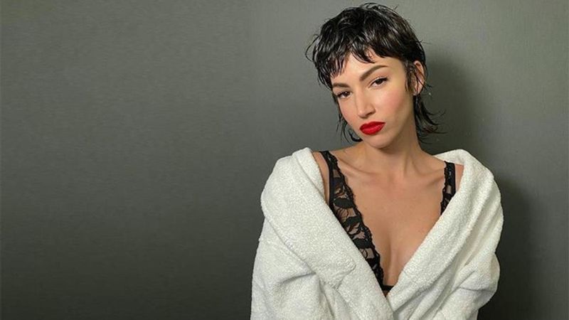 Mini eteğiyle nefes kesti! La Casa De Papel'in Tokyo'su Ursula Corbero cesur pozlarıyla mest etti!