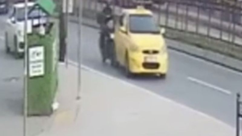 Sultangazi'de yolcu almak için manevra yapınca motosiklet çarptı