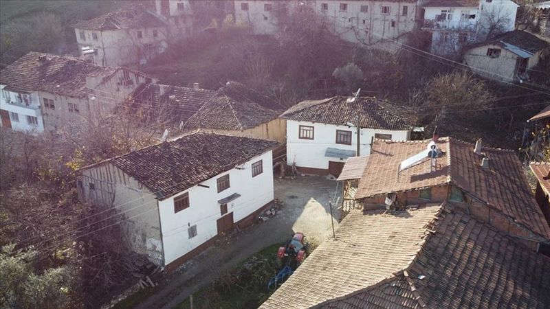 Bilecik'te Çukurören köyü beyaza boyandı