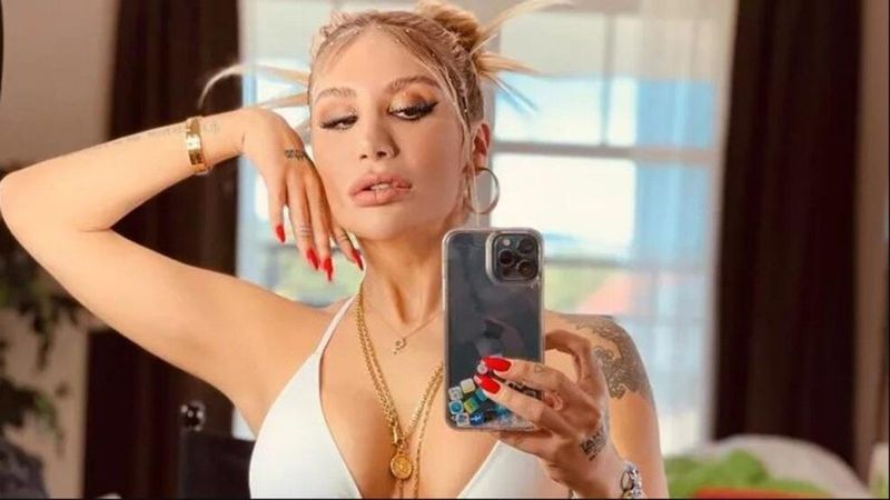 Derin bacak dekoltesiyle mest etti! İrem Derici'nin cüretkar pozlarına alev yağdı! 'Beton Derici..'