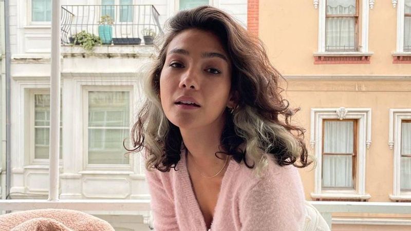 Dekoltesiyle mest etti! Aybüke Pusat'ın cesur pozları instagrama damga vurdu! 'Yangın yeri buralar'