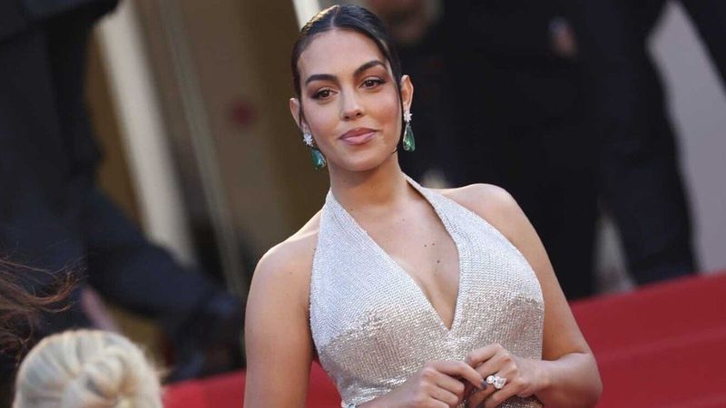 Mini etekli pozlarıyla beğeni topladı! Ronaldo'nun sevgilisi Georgina Rodriguez'den iddialı pozlar..