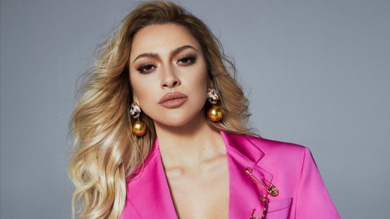 Derin göğüs dekoltesiyle büyüledi! Hadise'den cesur poz: 