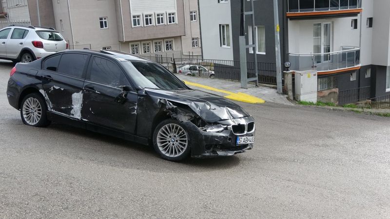 Sinop’ta kaza yaptı, aracı yol ortasında bırakıp kaçtı