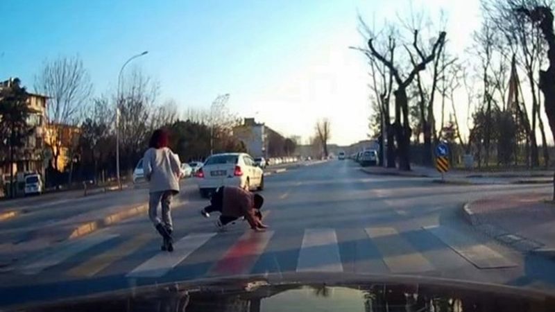 Sakarya'da yaya geçidinde yayaya çarpan sürücü, arkasına bakmadan uzaklaştı