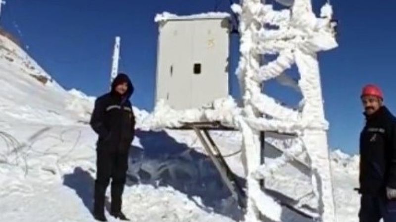 Hakkari Yüksekova'da elektrik direkleri dondu