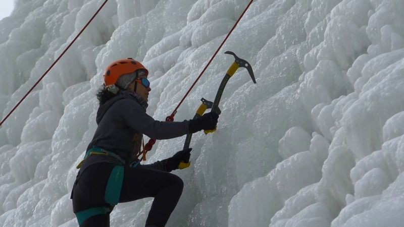 Erzurum’da buz duvarına tırmanan dağcılar nefes kesti