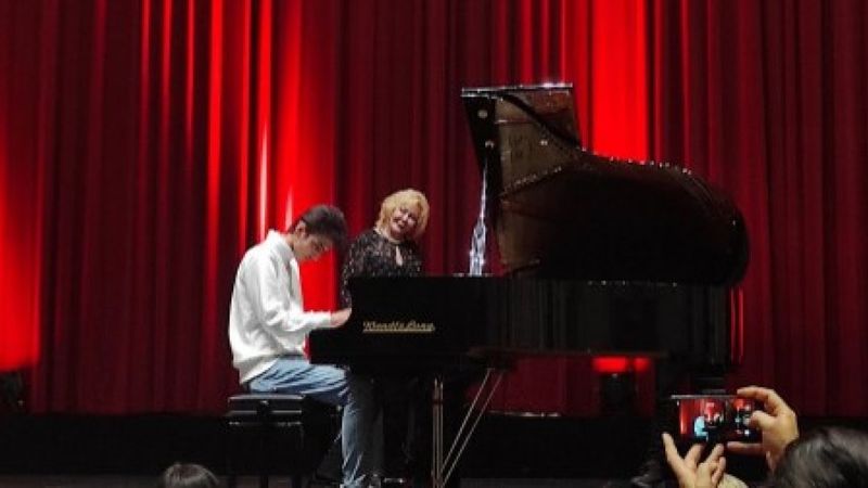 Piyano çalan kurye, sahneye çıktı