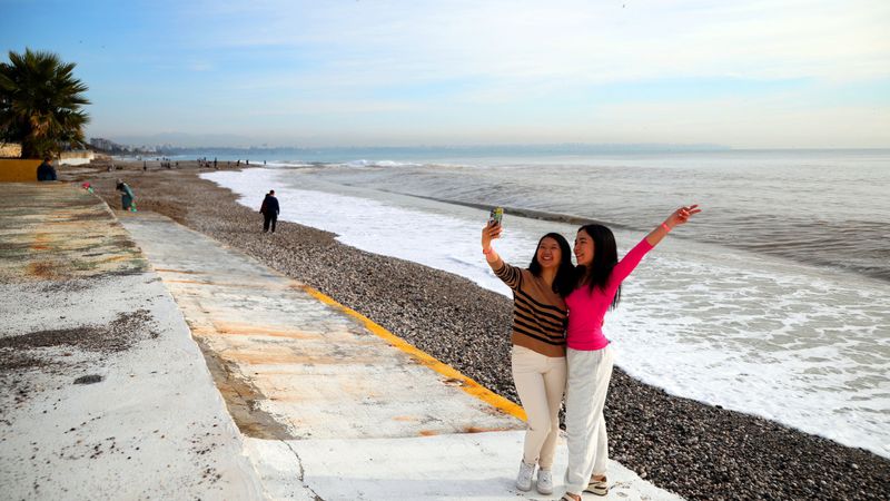 Antalya’da yağmur ve fırtına yerini güneşli havaya bıraktı