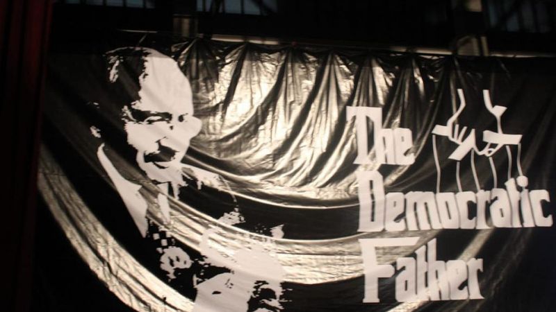 Kılıçdaroğlu'na 'The Democratic Father' pankartlı karşılama