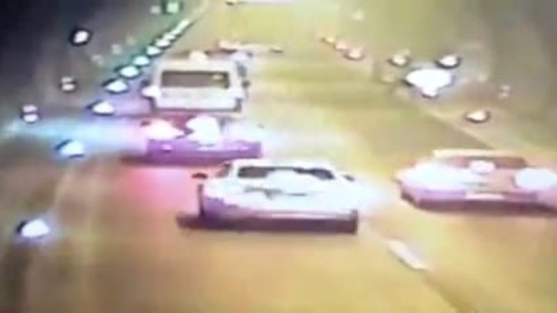 Ordu'da bir sürücü yanan otomobili söndürdü