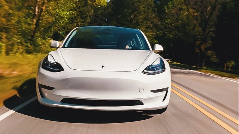 Tesla, ABD'de en çok lüks otomobil satan marka oldu