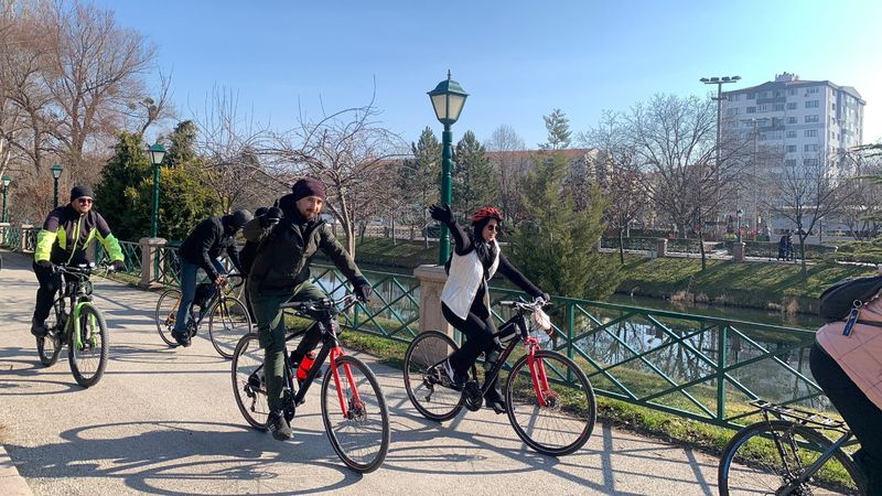 Eskişehir'de beklenen kar yağmadı yaz havası yaşandı