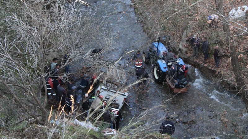 Aydın'daki araç 40 metrelik uçurumdan yuvarlandı: 2 ölü