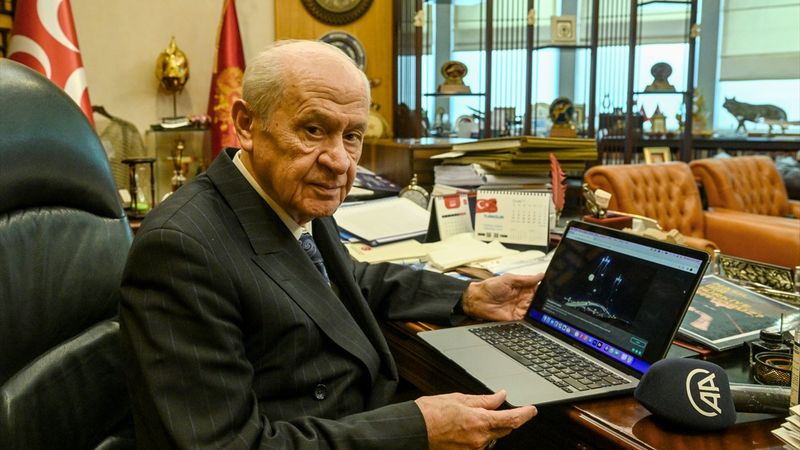 Devlet Bahçeli, AA'daki ‘Yılın Fotoğrafları’nı oyladı