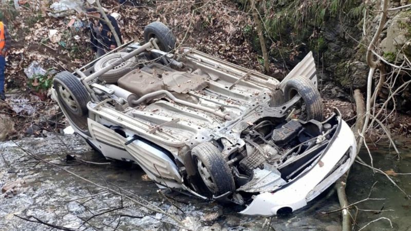 Aydın'da hafif ticari araç dereye yuvarlandı