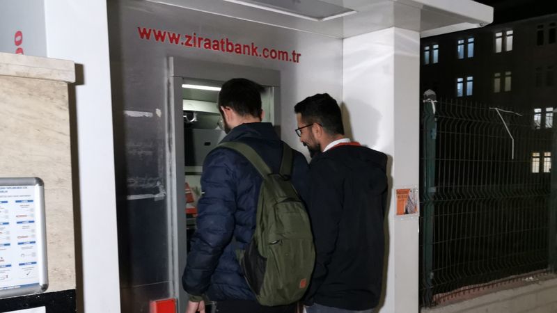 Aksaray'da ATM'nin önünde buldukları parayı polise teslim ettiler