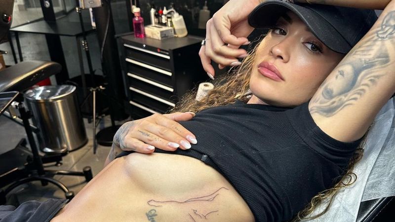 Rita Ora, son dövmesini göğsüne yaptırdı