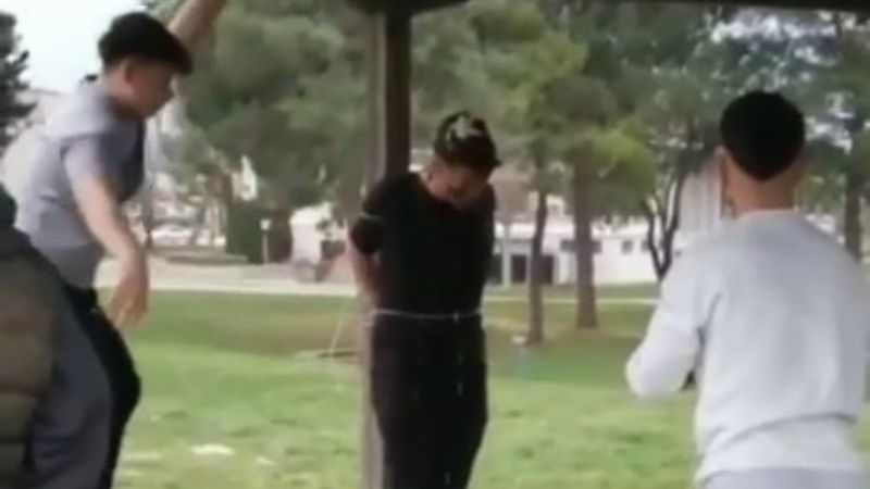 Sakarya'da bir grup genç arkadaşlarının başında yumurta kırdı