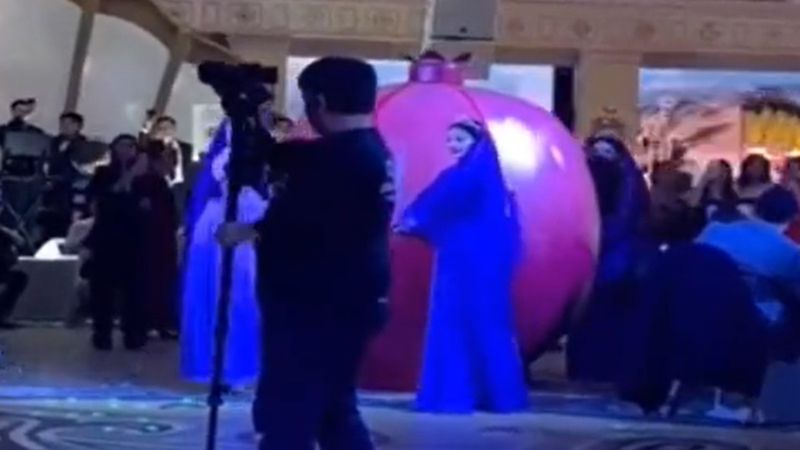 Düğün salonuna nar kapsülü içinde gelen gelin gündem oldu