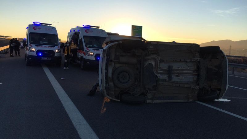 Niğde'de hafif ticari araç devrildi: 10 yaralı