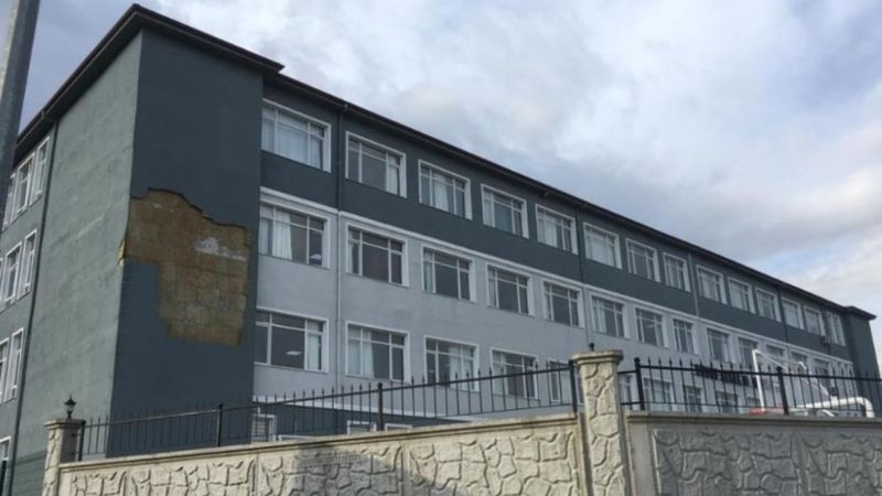 Tekirdağ'da bir okulun dış cephesindeki sıvalar döküldü