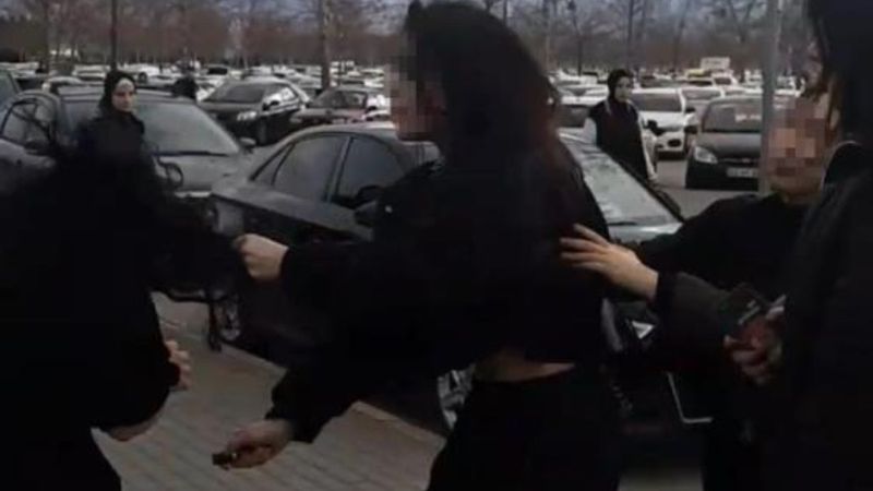 Kocaeli'de liseli kızların şok cihazlı kavgası kamerada