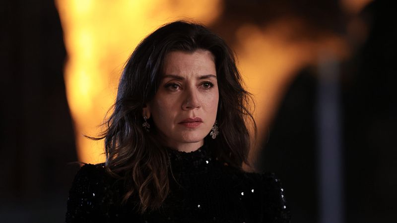 Ömer'in Gamze'si Gökçe Bahadır fiziği ve mest eden dekoltesiyle...