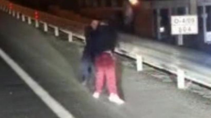 Kocaeli'de tır şoförü ile otomobil sürücüsünün kavgası kamerada