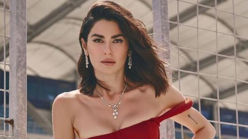 Transparan kıyafetiyle mest etti! Nesrin Cavadzade'den iddialı poz: 'Taş mısın be kadın'