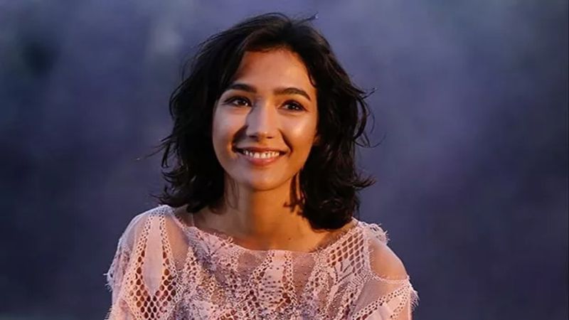 Aybüke Pusat süper ötesi minisiyle sere serpe uzandı! Kasığa kadar gösterdi: 